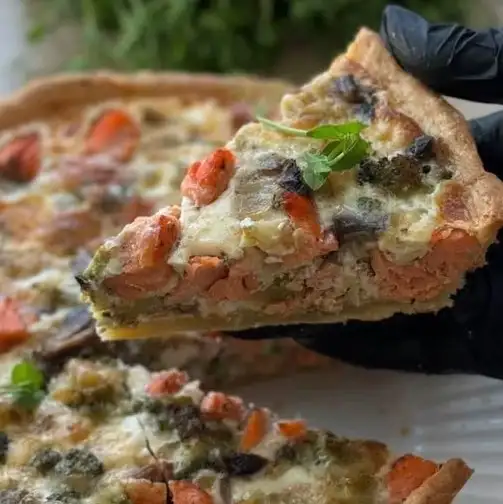 Киш с форелью, брокколи и грибами