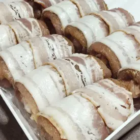 Рулетики из свинины с грибами в беконе