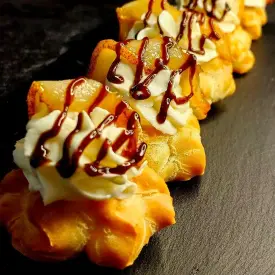 Профитроли с кремом Dorblu и грушей