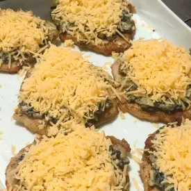 Свинина с грибами под сырной подушкой