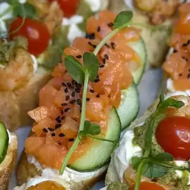 Брускетта с креветкой или форелью