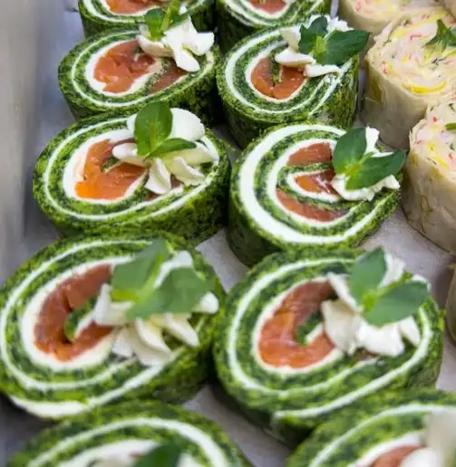 Шпинатный рулет с форелью