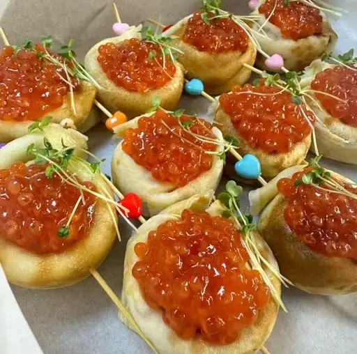 Блинные улитки с икрой