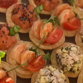 Тарталетки с креветкой и черри