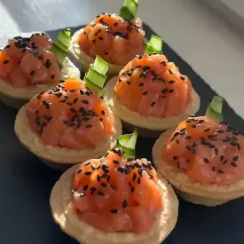 Тарталетки с форелью и огурцом