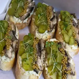 Брускетта со шпротами или опятами