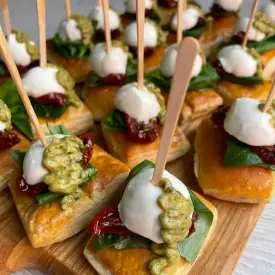 Канапе с моцареллой и вялеными томатами