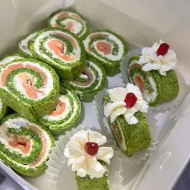 Шпинатный рулет с форелью