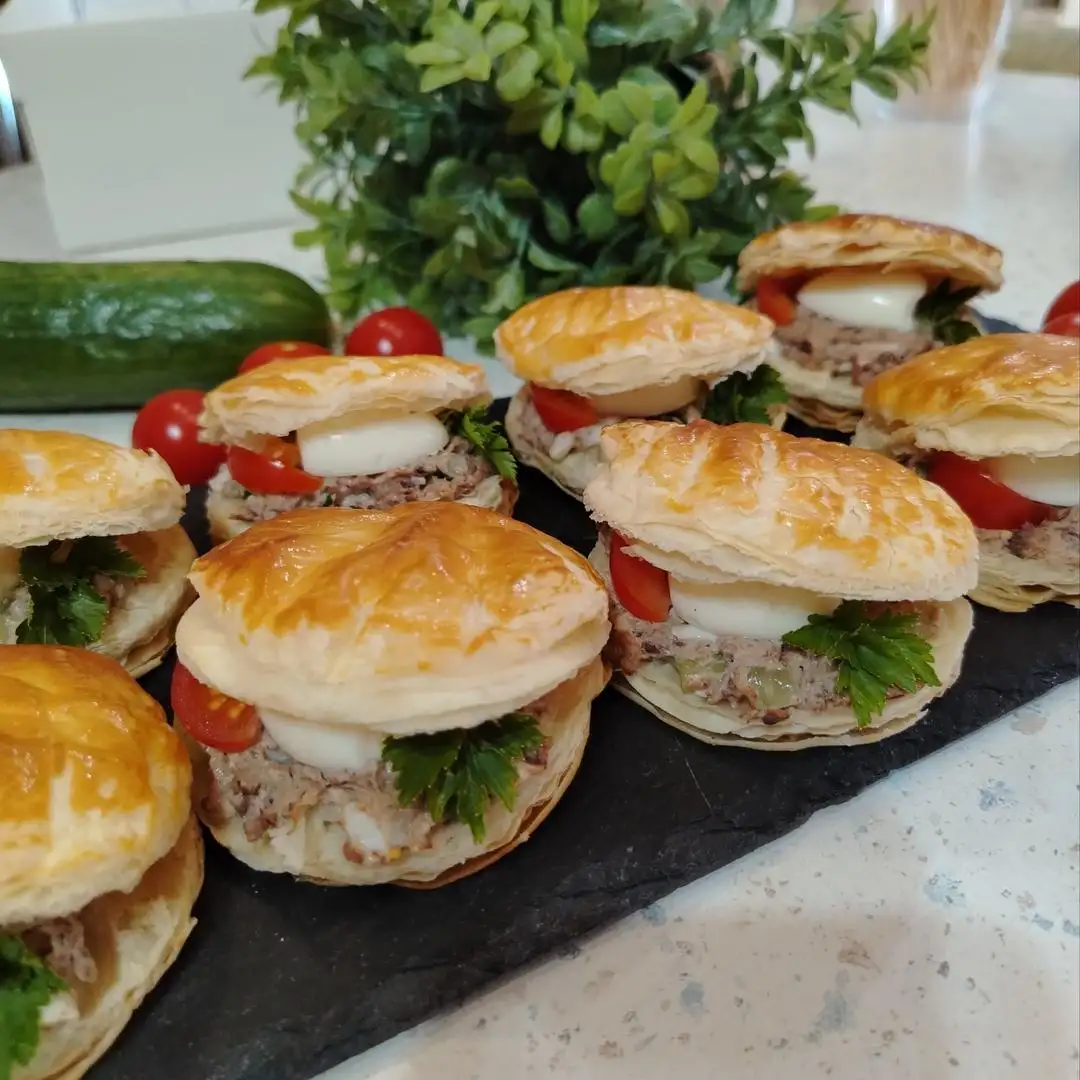 Ракушки из слоёного теста с тунцом