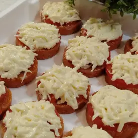 Филе куриное с помидоркой под шапочкой