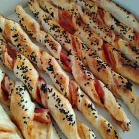 Слоёные трубочки с беконом