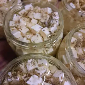 Имеритинский сыр в пряном масле