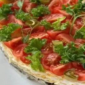 Куриный салат с грибами и черри