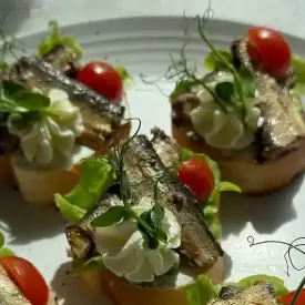 Кростини со шпротами