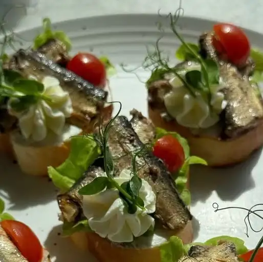 Кростини со шпротами