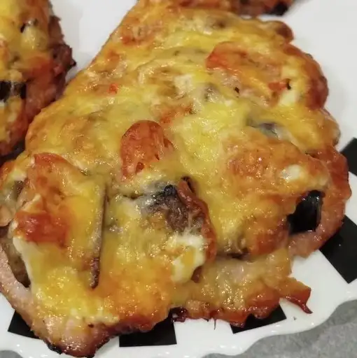 Свинина с баклажаном и помидором