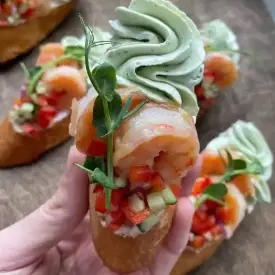Брускетта с креветкой
