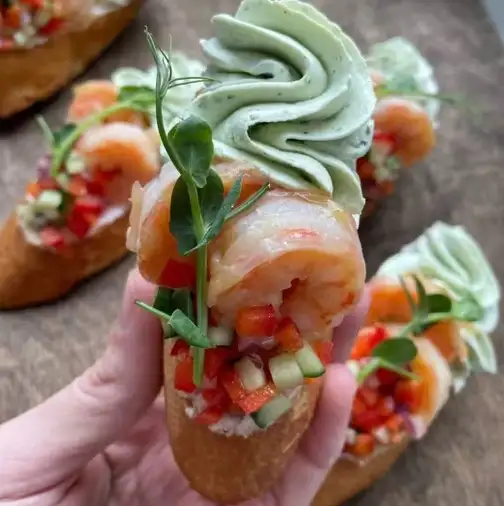 Брускетта с креветкой