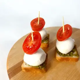 Канапе с салями или моцареллой