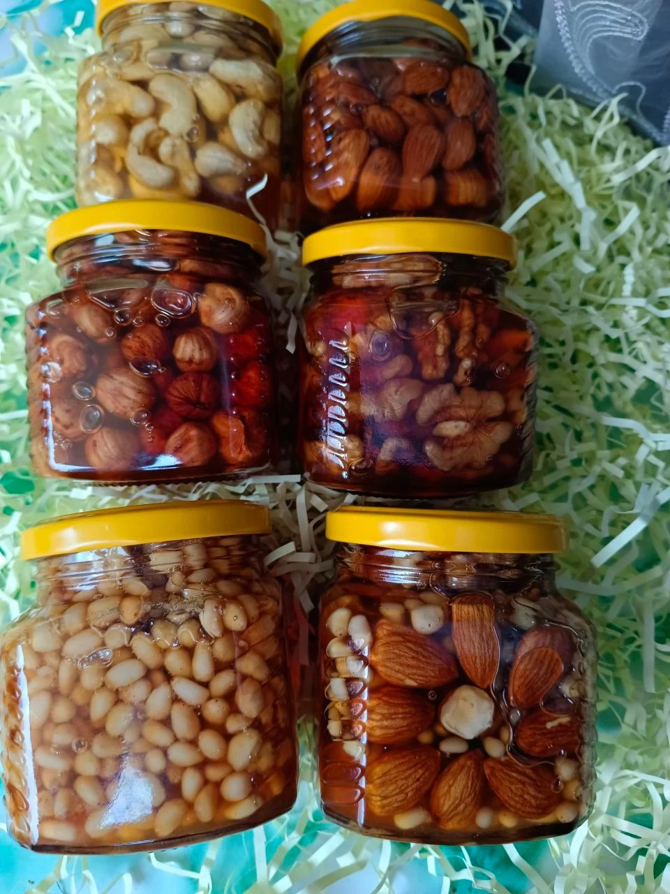 Мед с орехами или вяленой клюквой, 0.25 л.