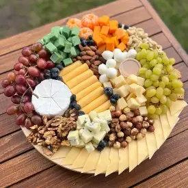 Сырно-фруктовая нарезка с орехами