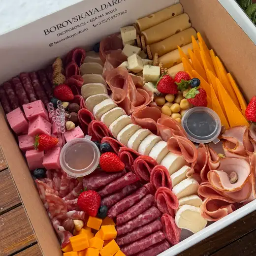 Бокс с сырной и мясной нарезкой
