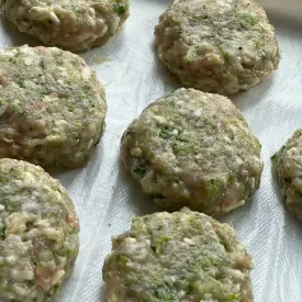 Куриные котлеты с брокколи и маслом