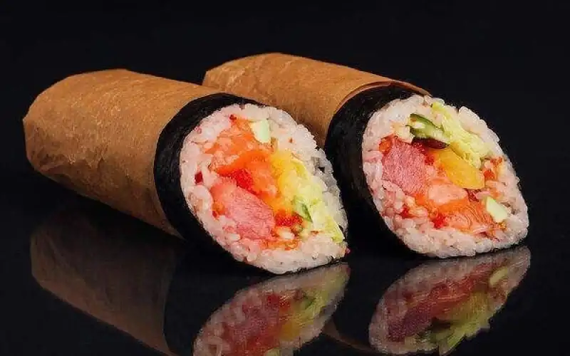 Суши-буррито с лососем