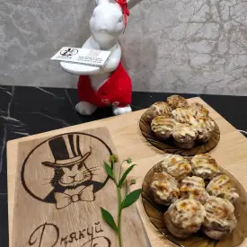 Шампиньоны со свининой под сырной шапочкой