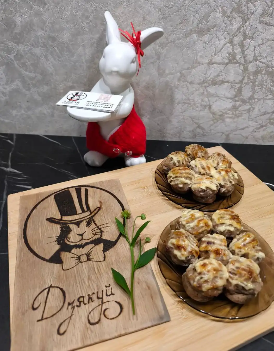 Шампиньоны со свининой под сырной шапочкой