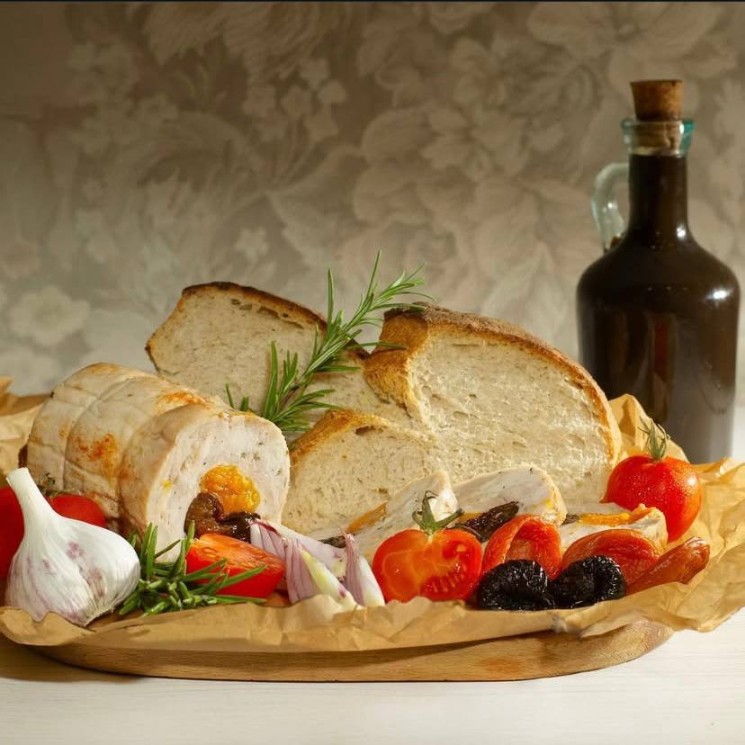 Рулет куриный с черносливом и курагой